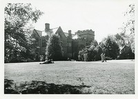 O&#39;Connell House exterior: front from side with students on lawn